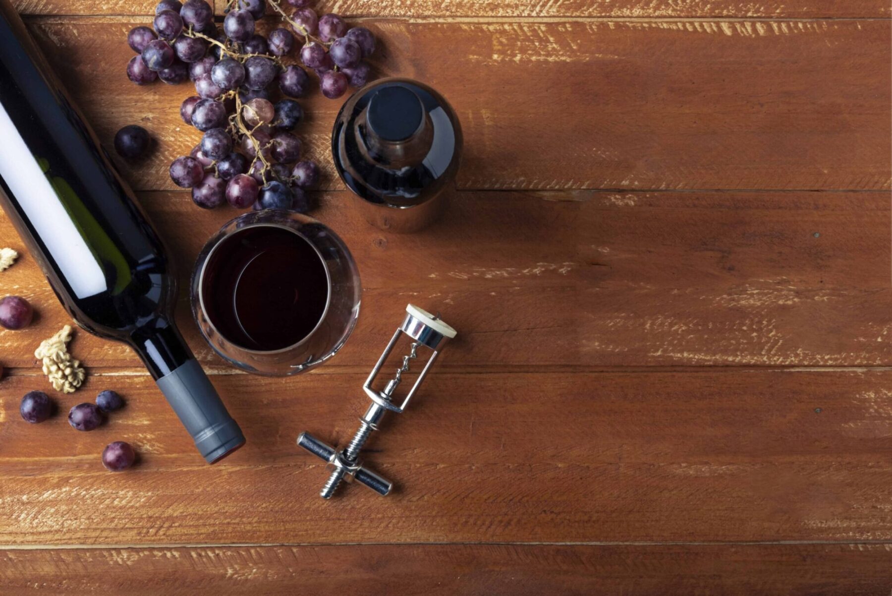 botella y copa de vino tinto